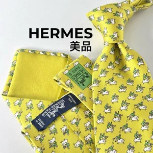 Corbata de seda Hermes patrón oveja y jockey amarillo-verde uso general usada - Imagen 1 de 9