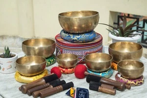 Singing Bowl set of 7 - Tibetan Singing bowls made in Nepal - Chakra Note Tunes - Picture 1 of 3