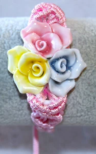 Rosa Makramee Armband mit Schiebeverschluss, gelbe, rosa und blaue Porzellanblume - Bild 1 von 8