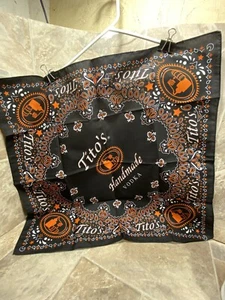 Tito's handgefertigte Wodka-Bandanas, Halloween-Farben, 21x21 (neue Menge 2) schwarz/orange - Bild 1 von 4