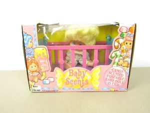 Neu aus altem Lagerbestand Baby Scents Süßigkeiten duftende bewegliche Puppe in Krippe von Toys N’ Things #4244 SELTEN - Bild 1 von 7