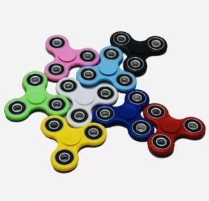 NEU - Hand Tri FIDGET Spinner Ball Schreibtisch Spielzeug EDC ADHS Stuffer Strumpf Fokus USA - Bild 1 von 28