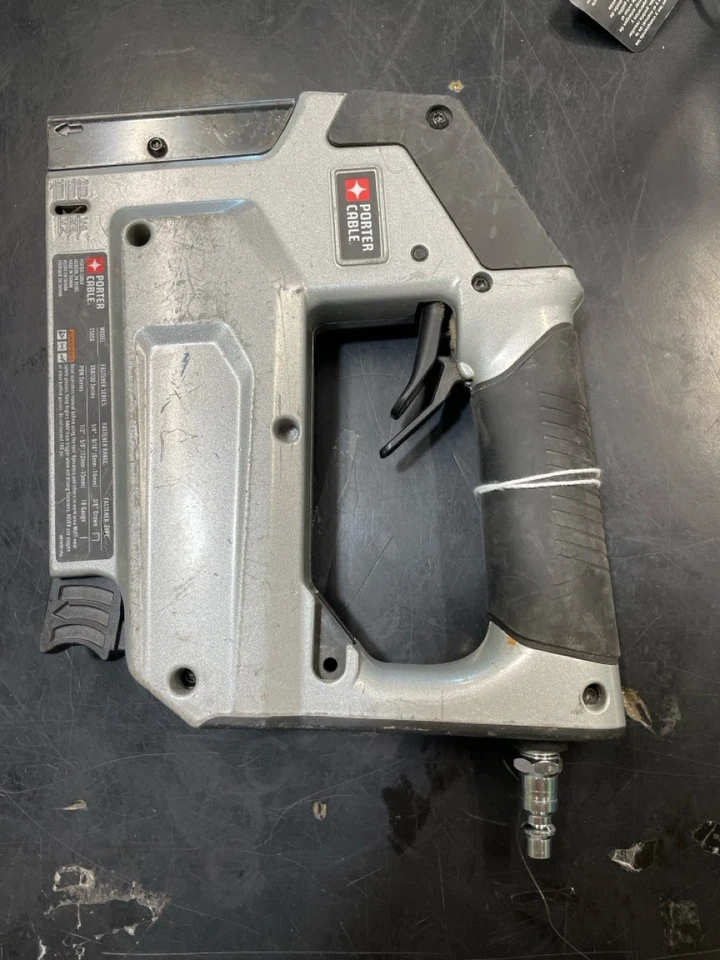 Grapadora neumática Porter Cable TS056 - 18 clavos GA Brad o cuervo de 3/8" (HPB022519) Foto 1 de 1