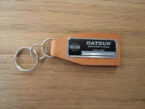 Vintage Datsun Data Plate Leather Keychain 280 Z ZX 240Z Fairlady 1600 510 1200 - Foto 1 di 1