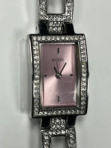 Reloj de cuarzo para dama Guess con esfera rosa estilo cuadrado correa de metal - Imagen 1 de 1