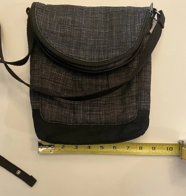 Cartera Bandolera Acolchada Gris Carbón Negra Marca Thirty One Foto 1 de 4