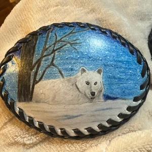 FIBBIA PER CINTURA OVALE IN PELLE CON LUPO BIANCO NELLA NEVE Design - Foto 1 di 2