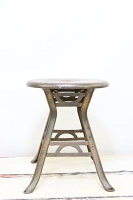 Taburete industrial de metal antiguo raro pintura chippy taburete corto de metal Art Deco Foto 1 de 4