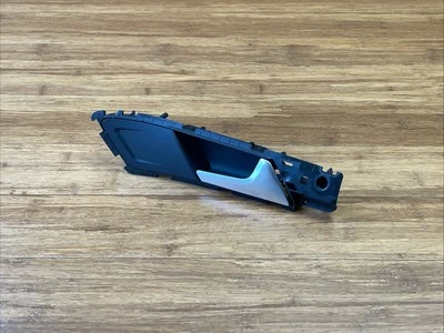 Manija interior de la puerta delantera derecha OEM Volkswagen Golf GTI E-Golf 2015-2021 Foto 1 de 4