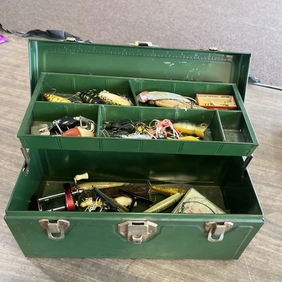 CAJA DE APAREJOS UNION VINTAGE 14" CON LLAVE CON 20 SEÑUELOS - CARRETE MITCHELL - CUCHILLO Foto 1 de 4