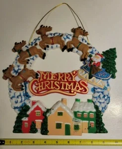 Letrero decorativo de plástico de invierno rojo y amarillo "Feliz Navidad" Papá Noel y renos - Imagen 1 de 5