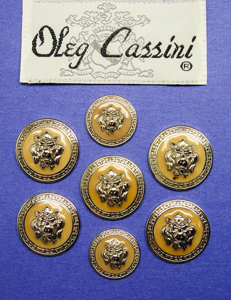 JUEGO DE 7 BOTONES OLEG CASSINI CABEZA DE LEÓN DE DISEÑO ESMALTE BEIGE AMARILLENTO PLATA Foto 1 de 4