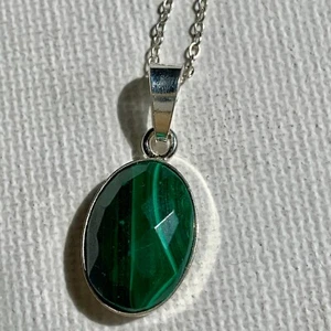 Malachite Faceted AA+Grade in 925 Sterling Bezel with chain, stamped 925 - Picture 1 of 7