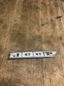 Jeep Fender emblema cromado 968906 diestro vintage original 1963-1972 pieza de camión EE. UU. - Imagen 1 de 11