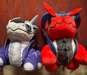 Pokemon Center Miraidon Koraidon Peluche Set Palde Leggendario da Collezione #98 - Foto 1 di 5