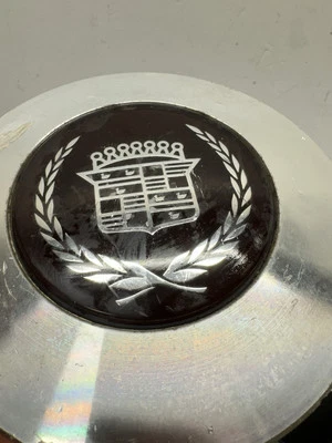 89-91 Cadillac Sevilha usinado com tampa central de roda vermelha escura fabricante de equipamento original - Imagem 1 de 4