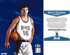 Foto firmada por Peja Stojakovic de baloncesto de Sacramento Kings 8x10 Beckett certificado de autenticidad automático - Imagen 1 de 4