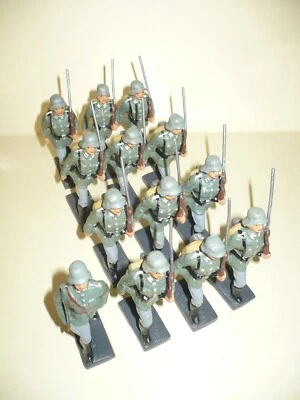 13 SOLDADOS ALEMANES DE COLECCIÓN DE LA SEGUNDA GUERRA MUNDIAL MARCHANDO - DUSCHA LINEOL / 7,5 cm - TIENE UN OFICIAL Foto 1 de 4