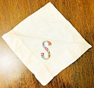 Hankie vintage lettera bianca ricamata "S" - 7" x 7" - Foto 1 di 5