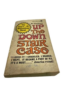 Up the Down Stair Etui Buch Taschenbuch 1966 Vintage Avon N130 Bel Kaufman - Bild 1 von 9