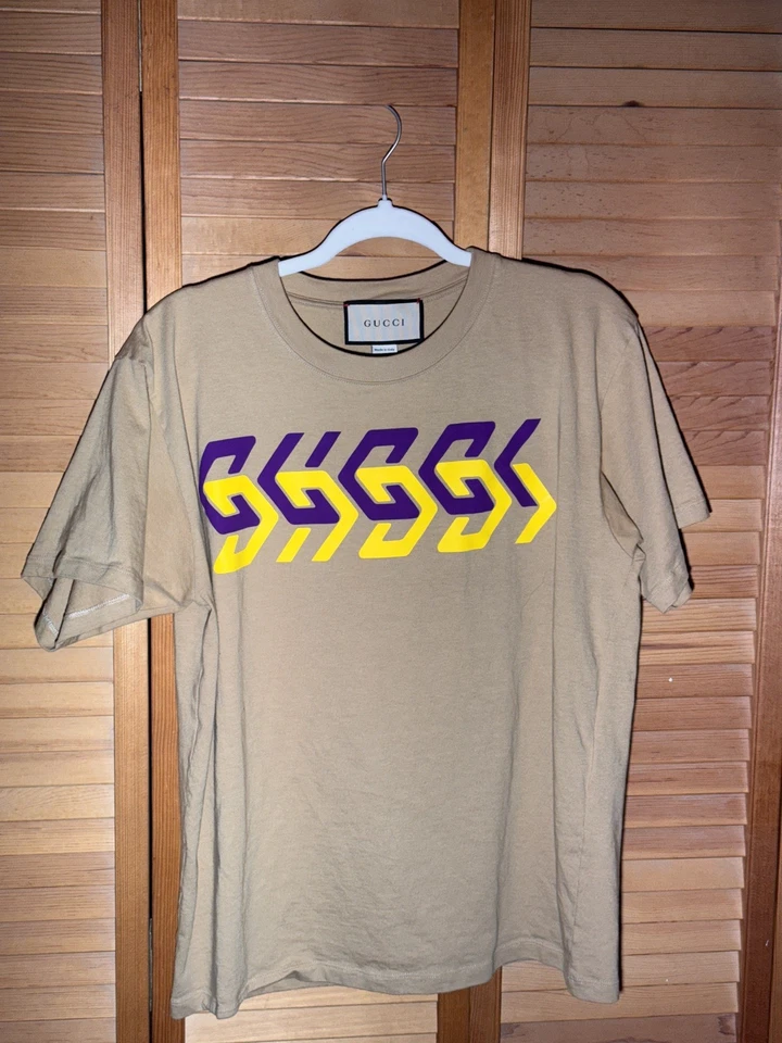 Camiseta Gucci Hombre Logo Espejo Camel con Diseño Púrpura y Amarillo, Talla XS Foto 1 de 4