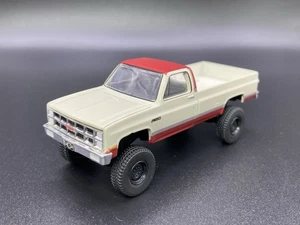 1981 GMC Sierra K2500 Lifted 4x4 Truck 1/64 Diecast Custom Greenlight Pickup - Picture 1 of 15