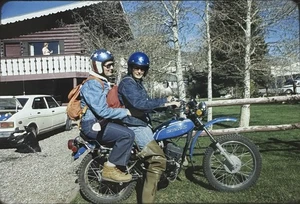 Vintage Foto Dia 1971 Personen Motorrad posiert - Bild 1 von 2