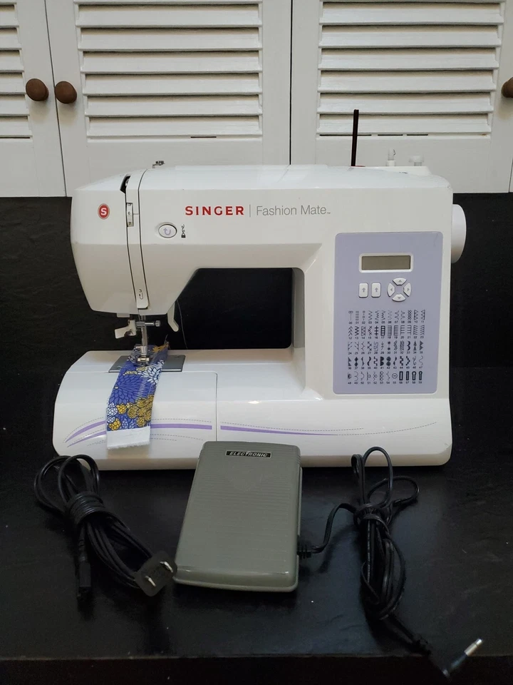 Singer Fashion Mate 6160 Sewing Machine with 60 Stitch Styles - Image 1 of 4