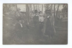 Antikes Foto viktorianische Familie posiert mit großen Hüten RPPC Postkarte - Bild 1 von 2