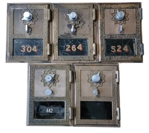 Lotto 5 scatole postali vintage antiche in ottone Corbin US POST OFFICE, porta combinata D 5x3 - Foto 1 di 7