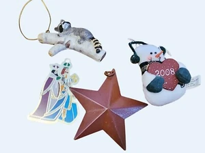4 Vintage Weihnachtsschmuck 4" Blechstern 2008 Filz Schneemann Harz Waschbär & Zinnmagier - Bild 1 von 5