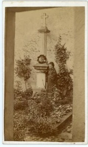 PHOTO CDV vers 1860 albumine curiosité, une femme pose tombe deuil post mortem - Foto 1 di 2