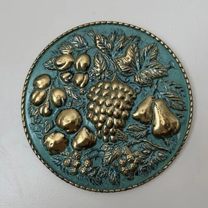 Decoración de pared de latón con frutas en relieve de colección colgante uvas redondas azul dorado Elpec Inglaterra - Imagen 1 de 7