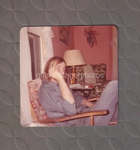 ORIGINAL gefundenes FARBFOTO Hippie Mann rauchen mit einem ernsten Look C2356 - Bild 1 von 1