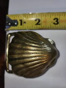 FIBBIA CINTURA VINTAGE ANNI 60 70 OTTONE MASSICCIO VONGOLE/CONCHIGLIA MARE WOW LTD OTTONE - Foto 1 di 2