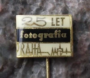 1975 Fotografia Praha Photographic Film Camera 25th Anniversary Pin Badge - Picture 1 of 2
