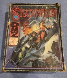 Shadowrun: DMZ Downtown Militarized Zone + 2 RARI Poster GIOCO DA TAVOLO 1990 combattimento - Foto 1 di 1