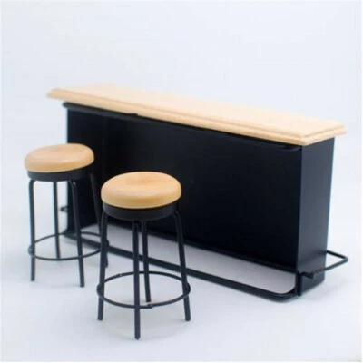 Móveis em miniatura para casa de bonecas 1:12 Taproom bar balcão mesa pub 2 conjuntos de banquetas - Imagem 1 de 4