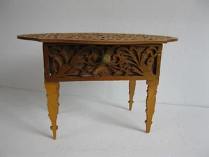 Antiker handgeschnitzter Volkstreicher Kunst Laubsägearbeit Holz MINIATURTISCH mit Schublade - Bild 1 von 12