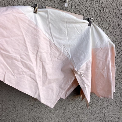 Falda de cuna Crate & Barrel Kids Land Of Nod mezcla de lino bailarina plisada en caja rosa Foto 1 de 4