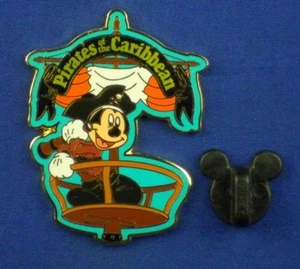 Prendedor Pirata Mickey Mouse Nido de Cuervo Piratas del Caribe Disney Club # 21333 - Imagen 1 de 4