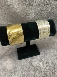2 Pulseras UNA Tono Plata y Oro Metal Puño Apilado Brazalete Disfraz Joyero - Imagen 1 de 9
