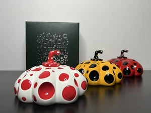 Yayoi Kusama, trio « Naoshima » – Rouge/Noir, Jaune/Noir & Blanc/Rouge - Imagen 1 de 11