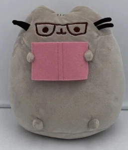 Gund Pusheen exklusiv mit Brille Lesen eines rosa Buches Plüschtier 9,5 Zoll - HTF, SELTEN - Bild 1 von 7