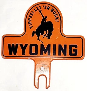 WYOMING YIPPEE! Let'er Buck! GESTEMPELT BEMALTES METALL TOPPER SCHILD COWBOYHUT PFERD - Bild 1 von 2