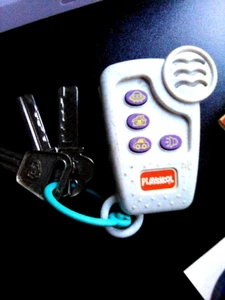 Batteriebetrieben 1996 Hasbro Playskool Schlüsselanhänger mit Schlüssel, funktioniert. UFO Knopf. - Bild 1 von 8