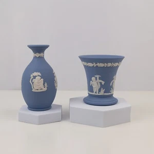 Conjunto de jarrón y jarrón Wedgwood Jasperware azul blanco vintage Inglaterra - Imagen 1 de 6
