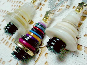 3 VINTAGE BUTTON CHRISTMAS TREE ORNAMENTS HANDMADE TINSEL HANGERS          #2 - Picture 1 of 3