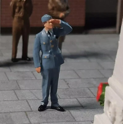 OO GAUGE RAF OFFICER FIGURE HAND PAINTED WORLD WAR II SPITFIRE PILOT AIRMAN - Image 1 of 3