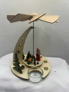 Made In Germany Weihnachtsmann Geschenke verteilen Teelicht Pyramide - Bild 1 von 12
